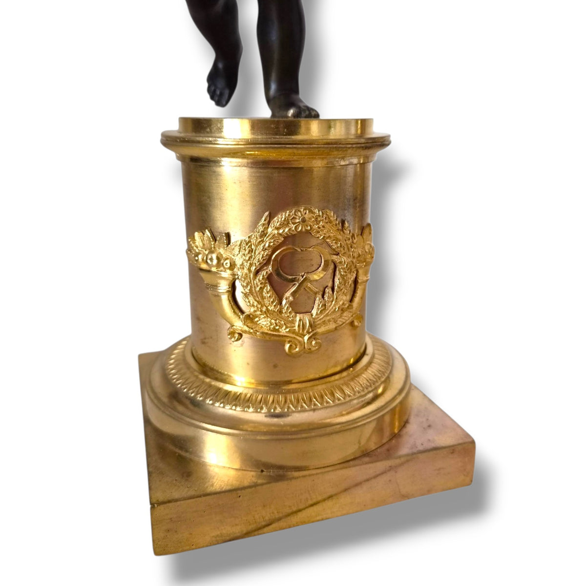 Paire de candélabres aux amours en bronze patiné et doré – XIXe - Style Empire