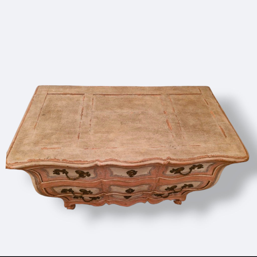 Commode galbée peinte à trois tiroirs – XVIIIᵉ siècle