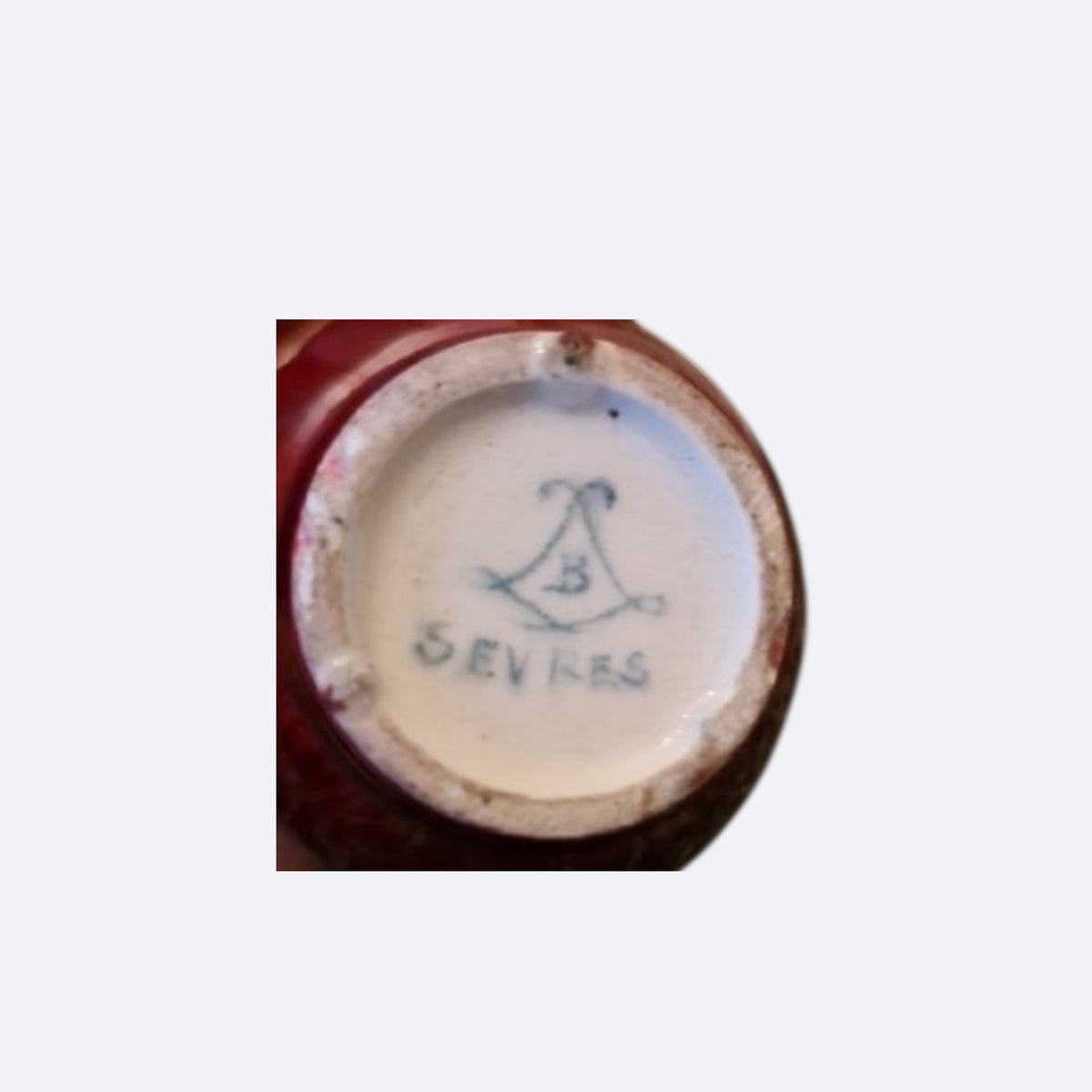 Petit vase couvert en porcelaine de Sèvres – Monture en bronze doré