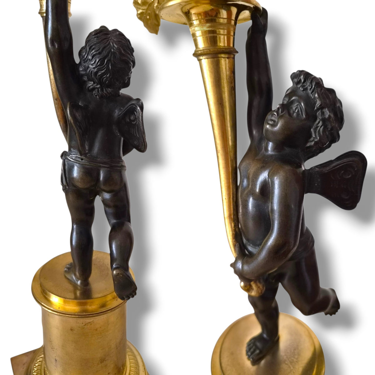 Paire de candélabres aux amours en bronze patiné et doré – XIXe - Style Empire