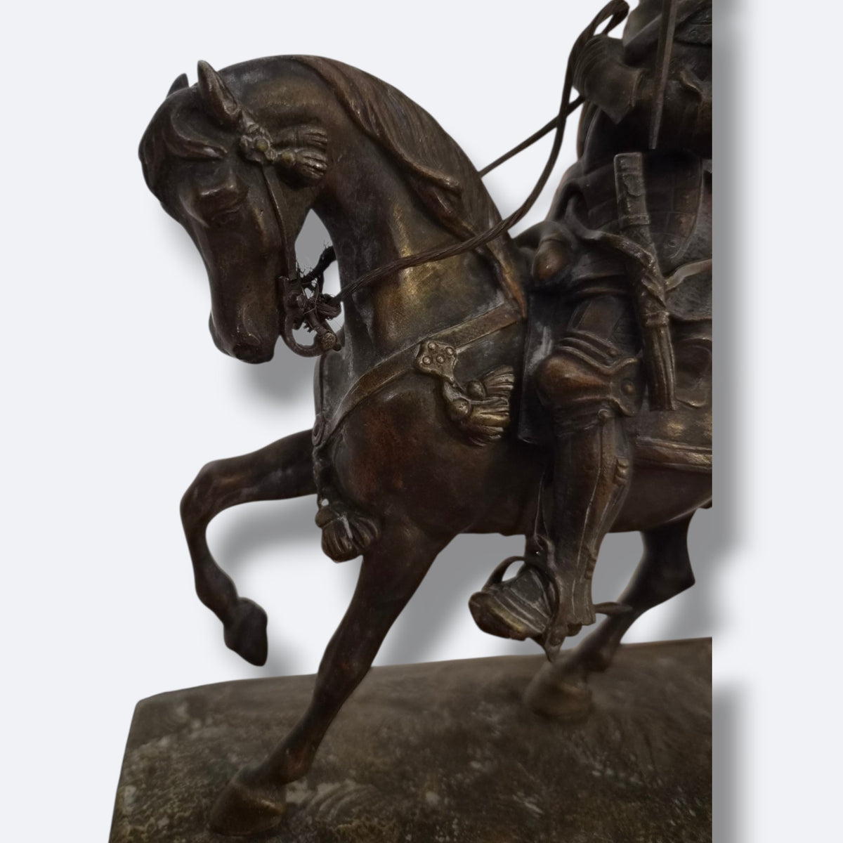 Bronze équestre représentant un cavalier en armure – XIXe siècle