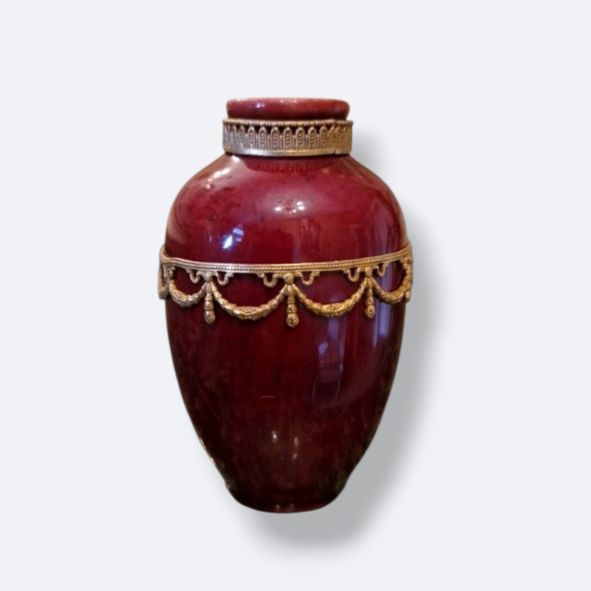 Petit vase couvert en porcelaine de Sèvres – Monture en bronze doré