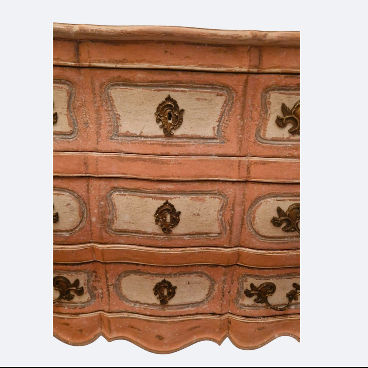 Commode galbée peinte à trois tiroirs – XVIIIᵉ siècle
