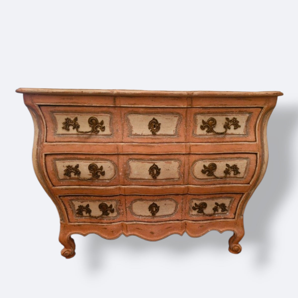 Commode galbée peinte à trois tiroirs – XVIIIᵉ siècle
