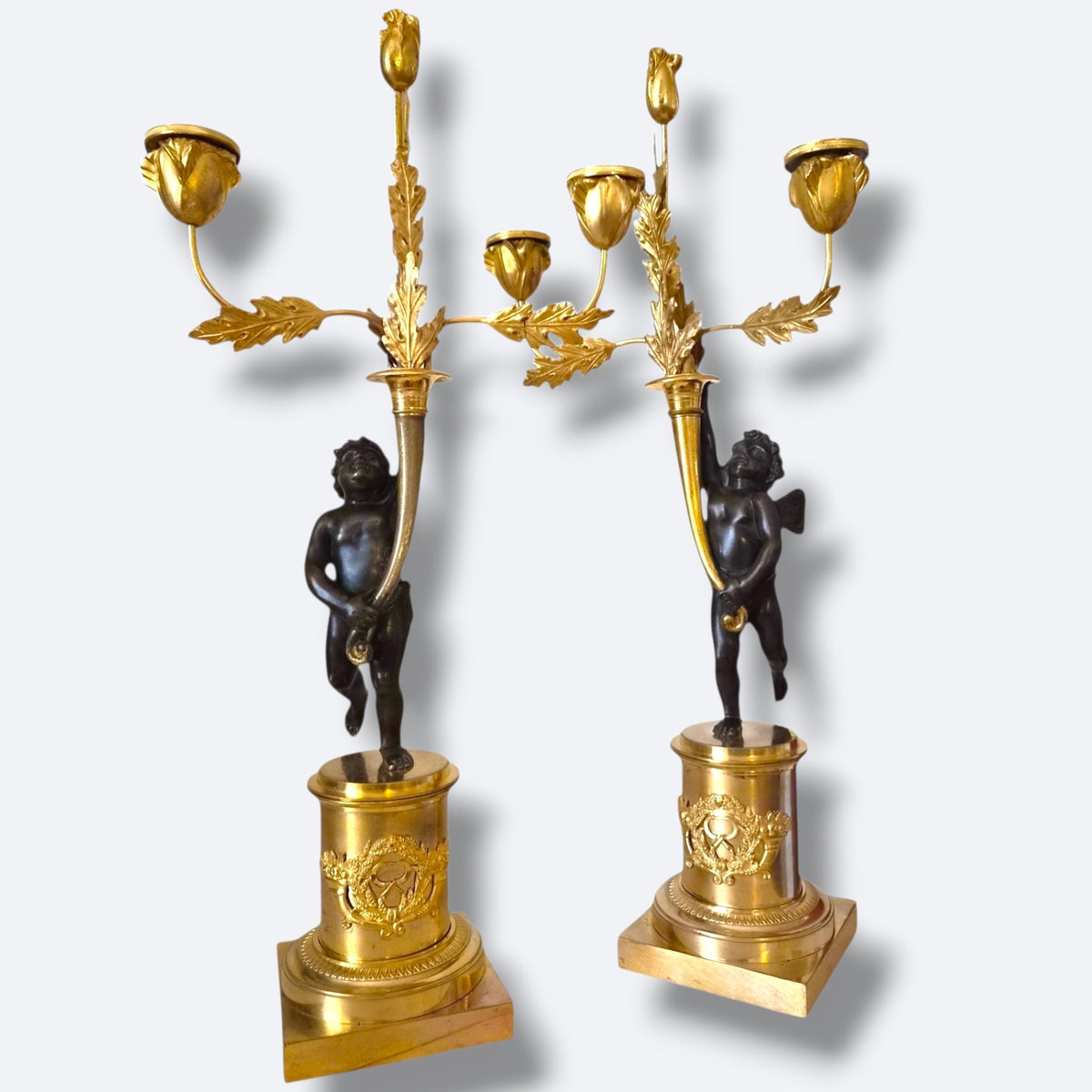 Paire de candélabres aux amours en bronze patiné et doré – XIXe - Style Empire